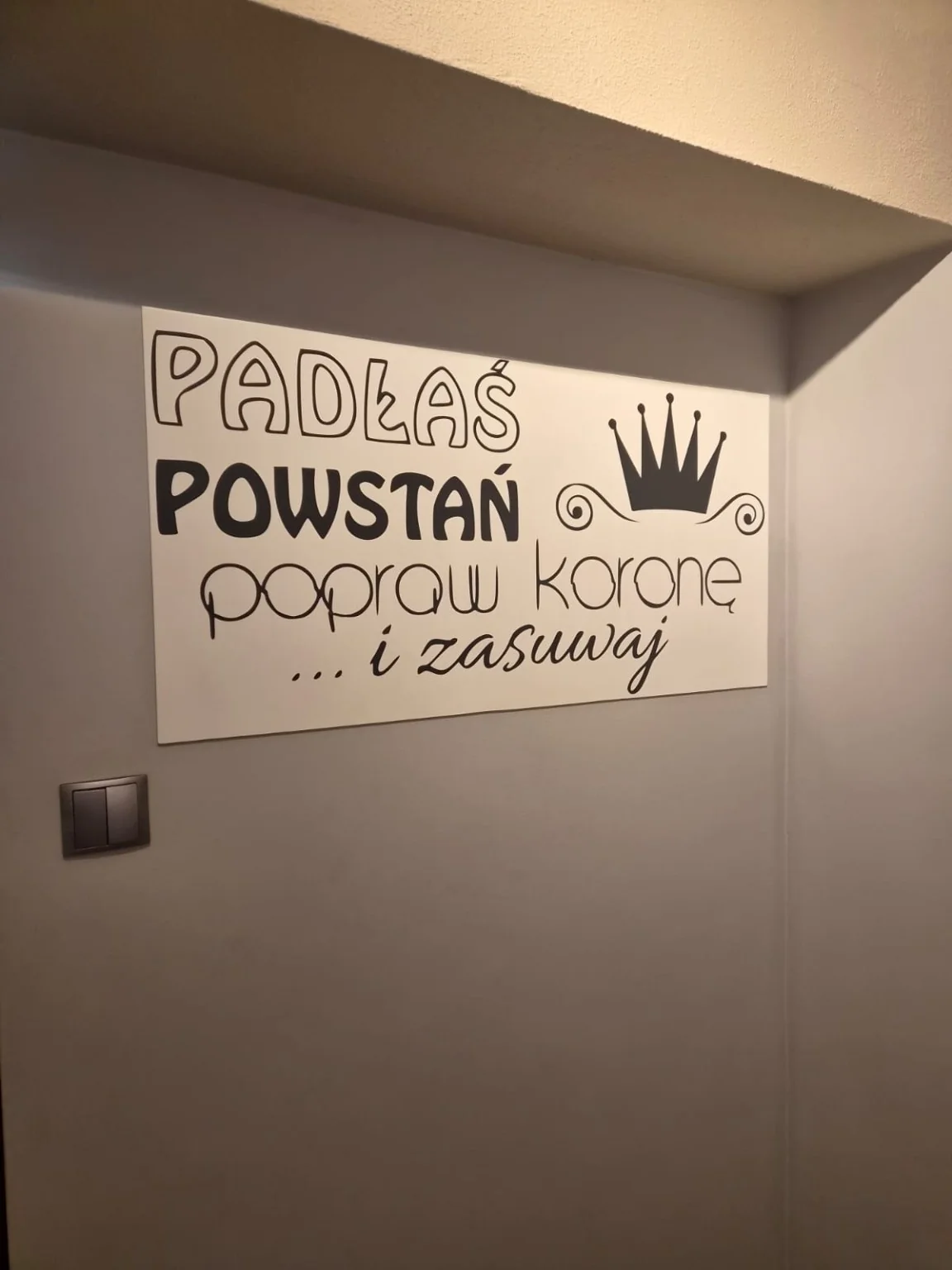 Kinesis Studio — napis motywacyjny na ścianie studia